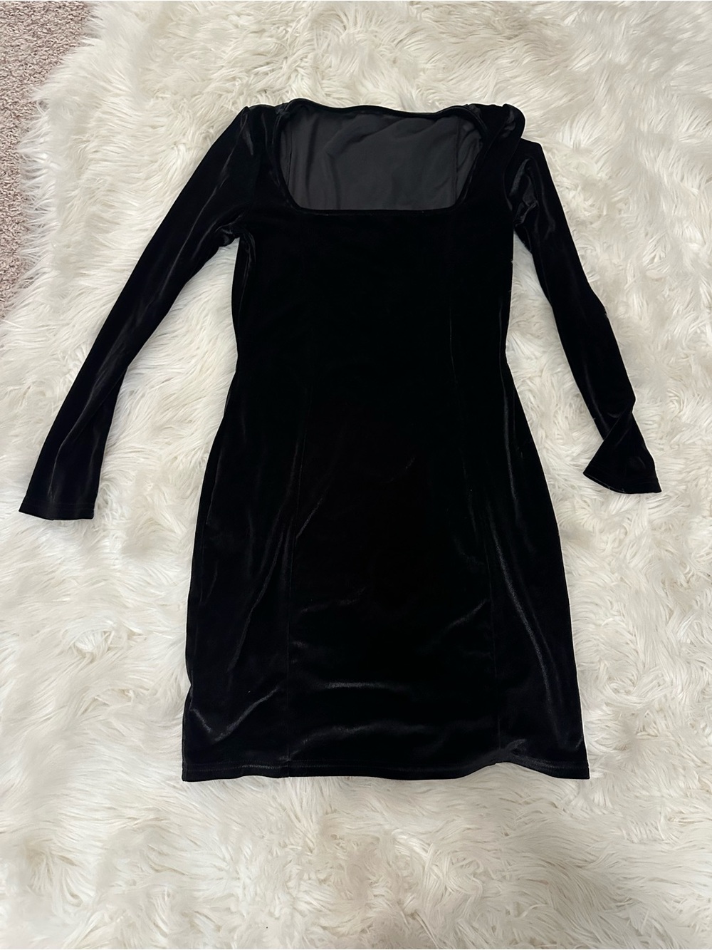Elegant Black Velvet Long-Sleeve Scoop Neck Dress